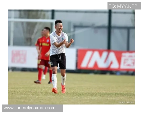 足球明星官方账号揭秘他们的训练生活与场外趣事